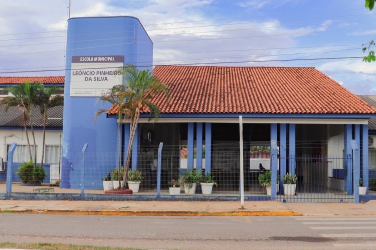 Vereador pede manutenção na quadra e no parque infantil da Escola Leôncio Pinheiro